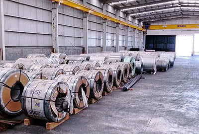 Loading and unloading of steel rolls